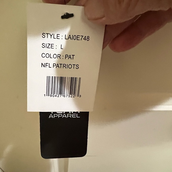 NWT New England Patriots G-lll men’s v-neckk pullover. Size L smoke free home. - Picture 5 of 8